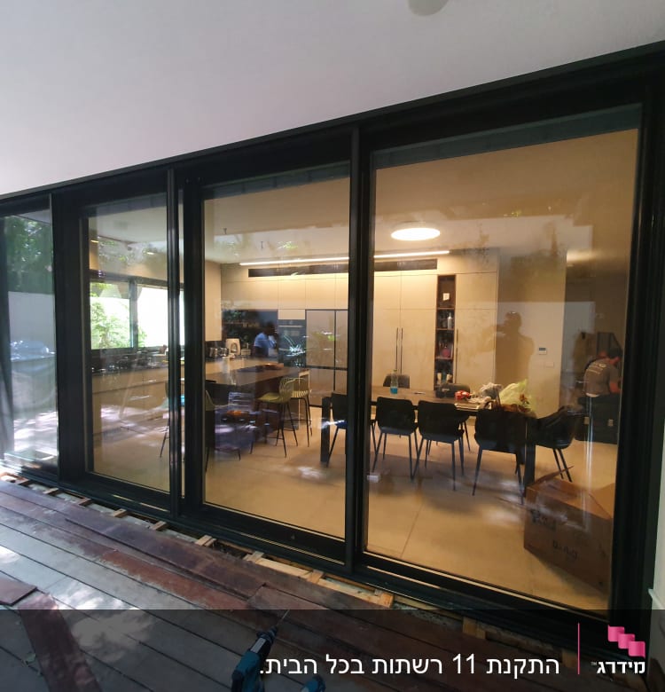 חלונות אלומיניום גדולים עם מסגרות שחורות